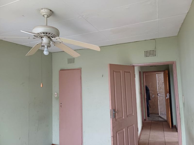 One bedroom - Bond Payment less than Renting! - Photo 2