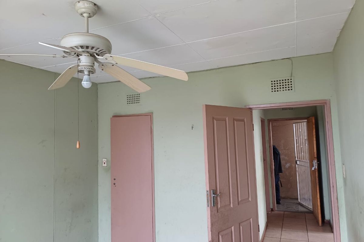 One bedroom - Bond Payment less than Renting! - Photo 2