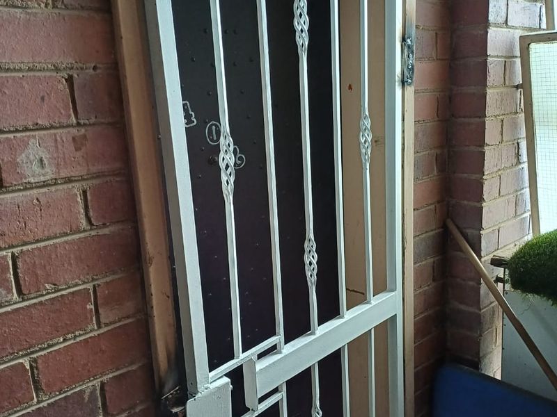 One bedroom - Bond Payment less than Renting! - Photo 7