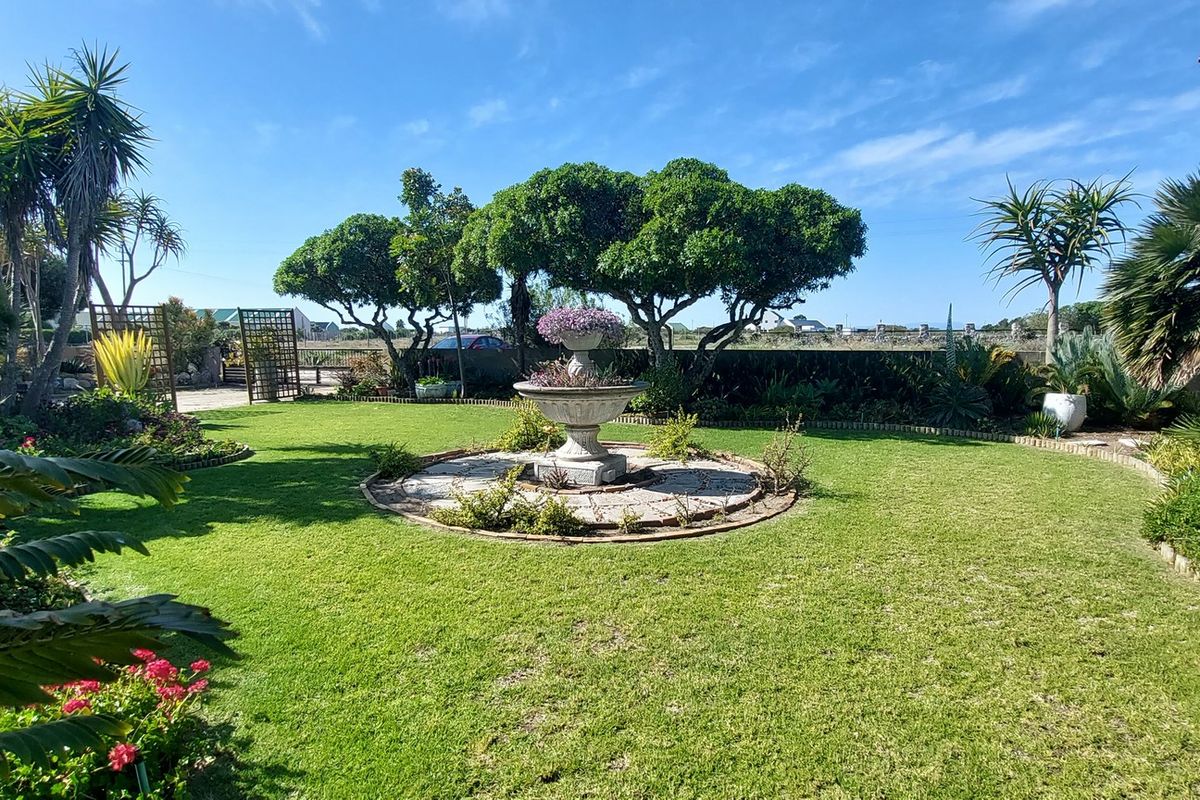 Six-Bedroom Home with Separate Two-Bedroom Cottage for Sale in Long Acres Country Estate, Langebaan - Photo 2