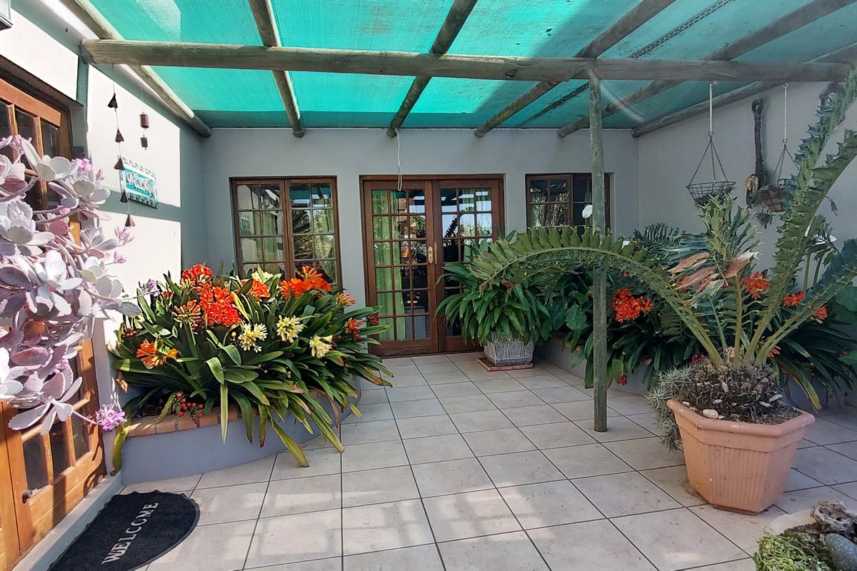 Six-Bedroom Home with Separate Two-Bedroom Cottage for Sale in Long Acres Country Estate, Langebaan - Photo 4