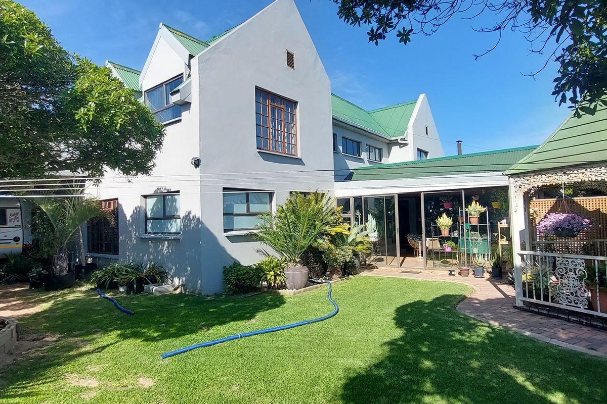 Six-Bedroom Home with Separate Two-Bedroom Cottage for Sale in Long Acres Country Estate, Langebaan - Photo 3