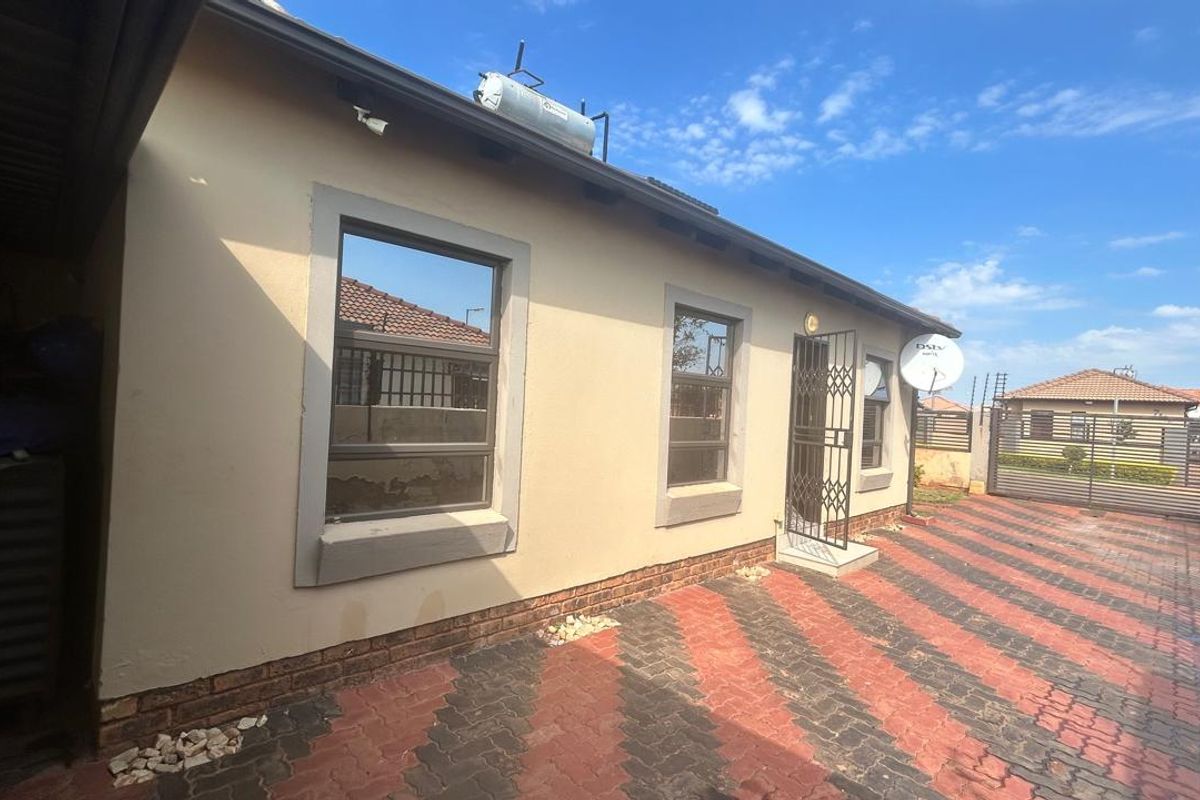 Modern and Move-In Ready Family Home - Photo 2