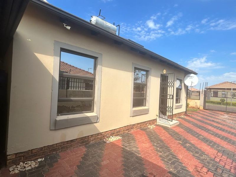 Modern and Move-In Ready Family Home - Photo 2