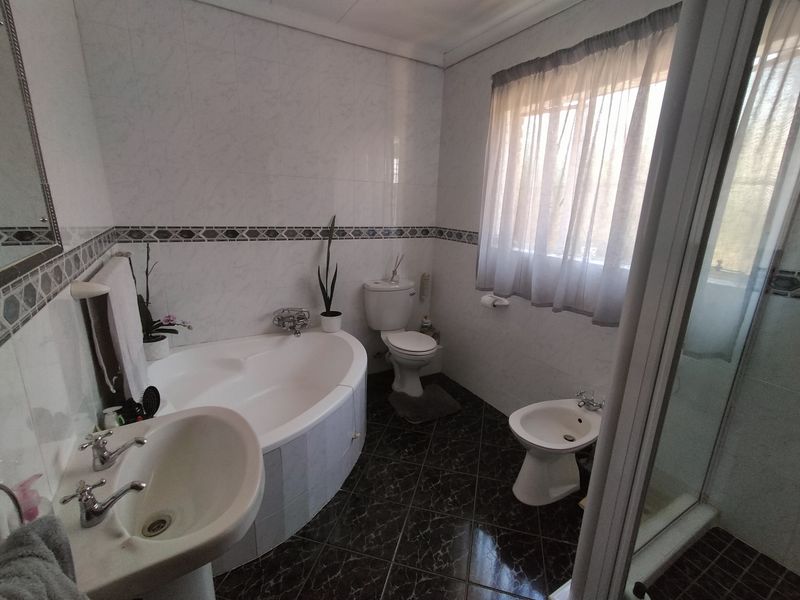 Introducing the Ideal Family Home with a 1 Bedroom Flat in Generaal de Wet Street, Pretoria North - Photo 7