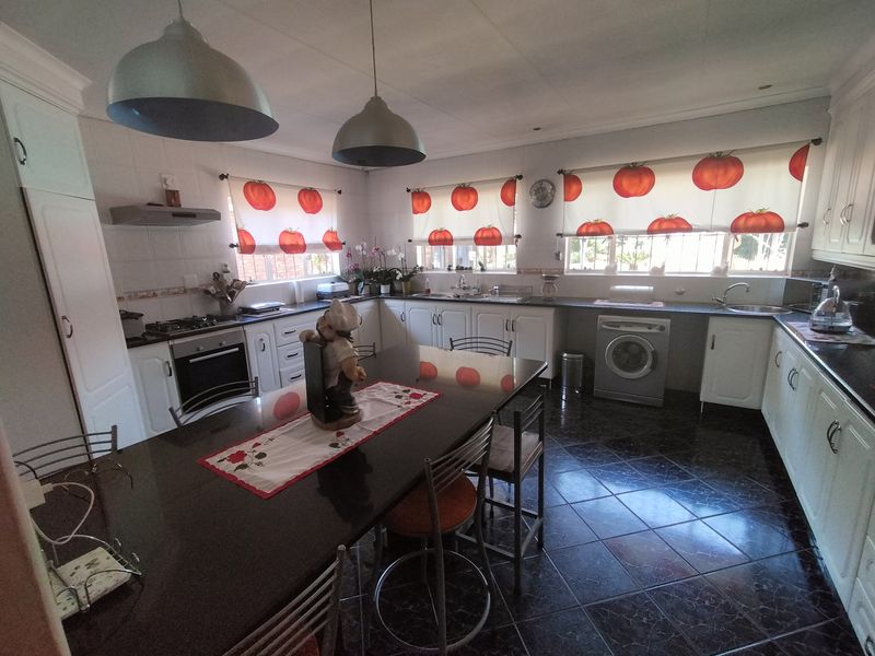 Introducing the Ideal Family Home with a 1 Bedroom Flat in Generaal de Wet Street, Pretoria North - Photo 5