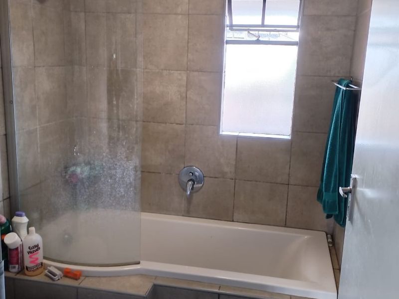 IMMACULATE TWO BEDROOM APARTMENT NOW AVAILABLE. - Photo 7