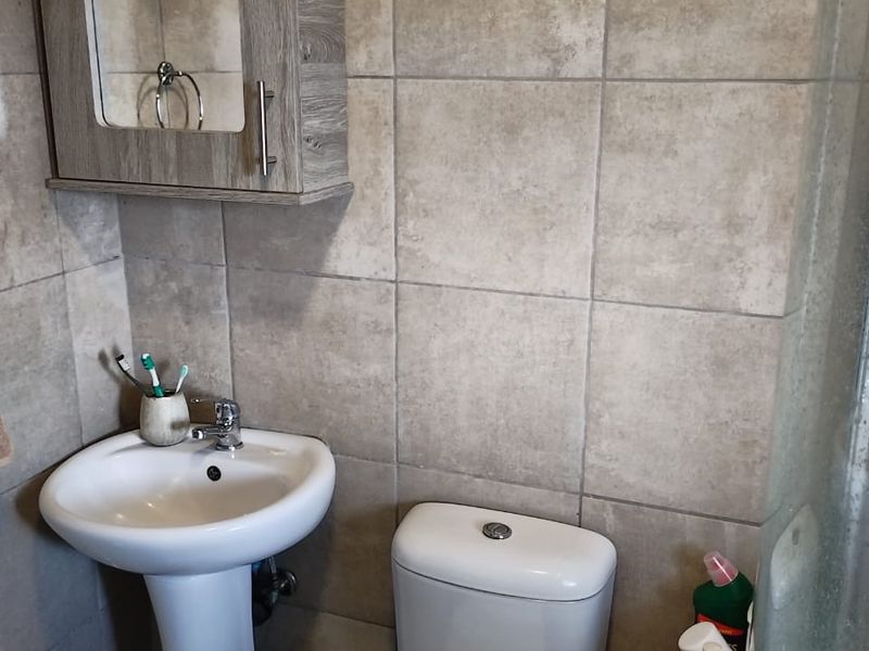 IMMACULATE TWO BEDROOM APARTMENT NOW AVAILABLE. - Photo 6