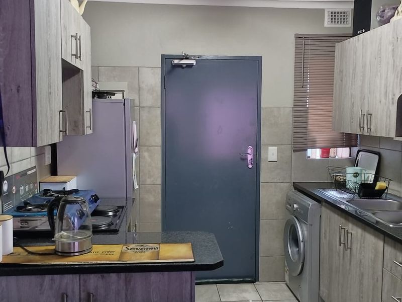 IMMACULATE TWO BEDROOM APARTMENT NOW AVAILABLE. - Photo 3