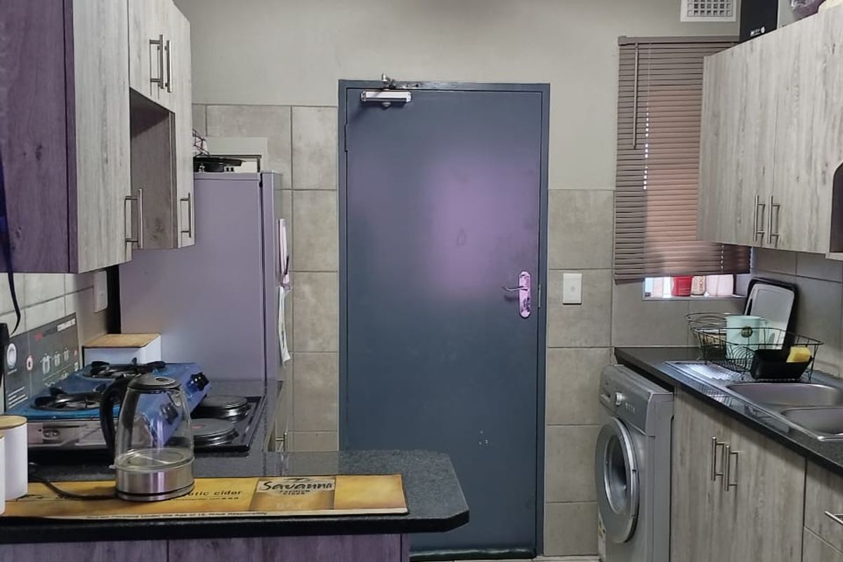 IMMACULATE TWO BEDROOM APARTMENT NOW AVAILABLE. - Photo 3