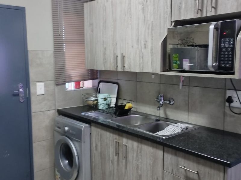 IMMACULATE TWO BEDROOM APARTMENT NOW AVAILABLE. - Photo 2