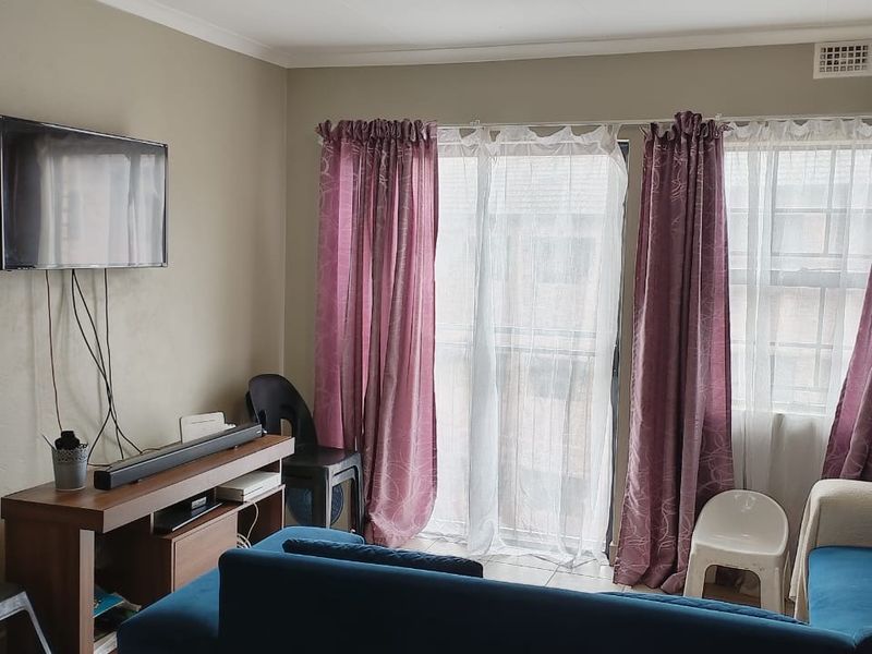 IMMACULATE TWO BEDROOM APARTMENT NOW AVAILABLE. - Photo 4