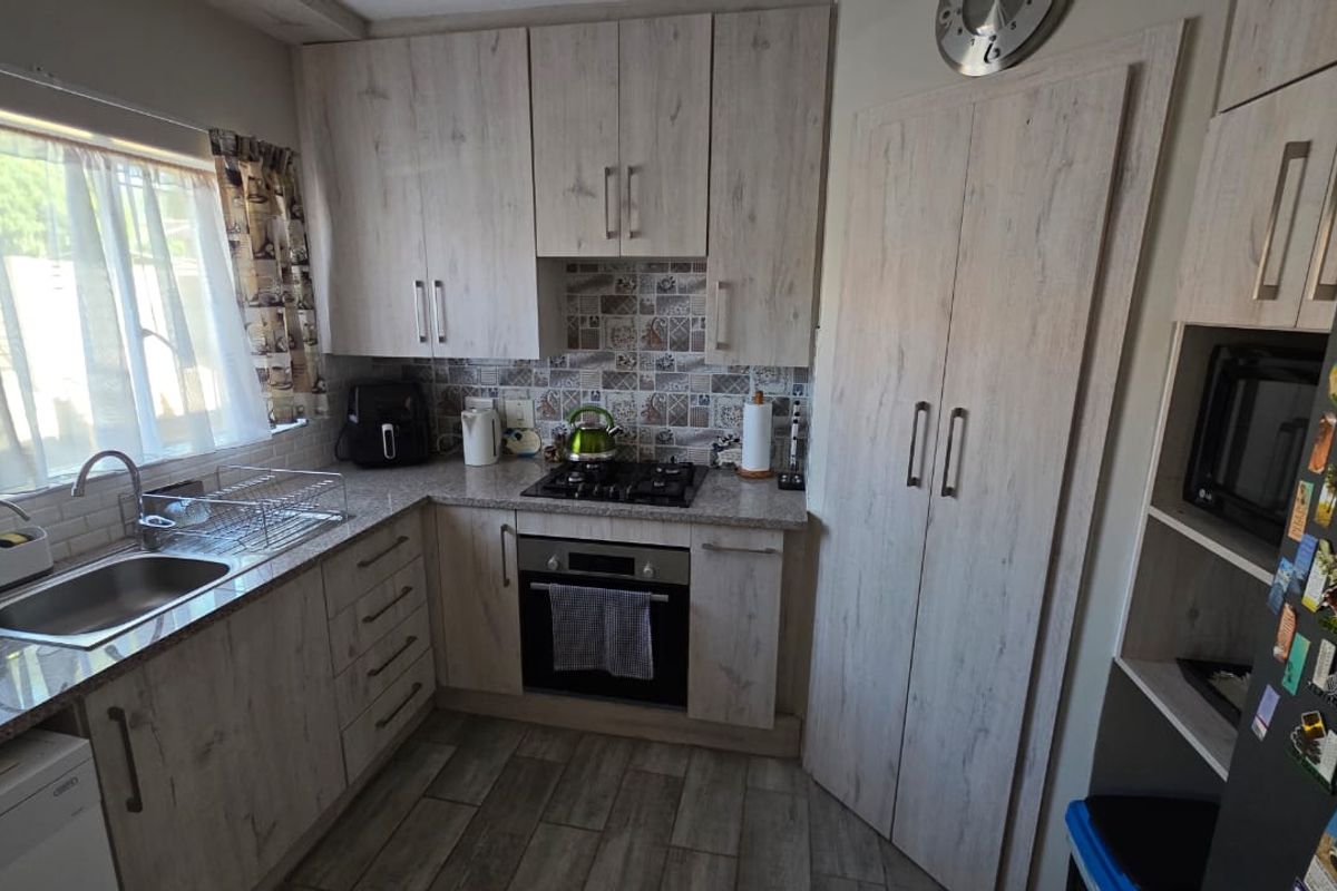 Immaculate 3-Bedroom Townhouse with Solar Power, Stylish Finishes & Private Garden - Photo 5