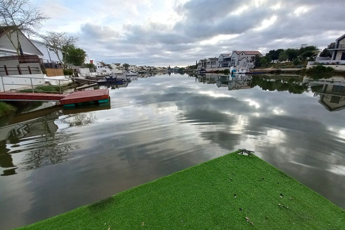 5-Bedroom Home with Shared Private Jetty in Port Owen - Photo 2
