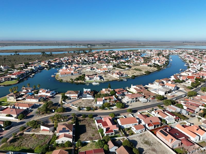 5-Bedroom Home with Shared Private Jetty in Port Owen - Photo 3