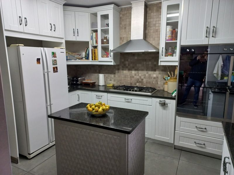 5-Bedroom Home with Shared Private Jetty in Port Owen - Photo 6