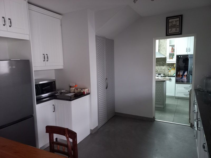 5-Bedroom Home with Shared Private Jetty in Port Owen - Photo 7