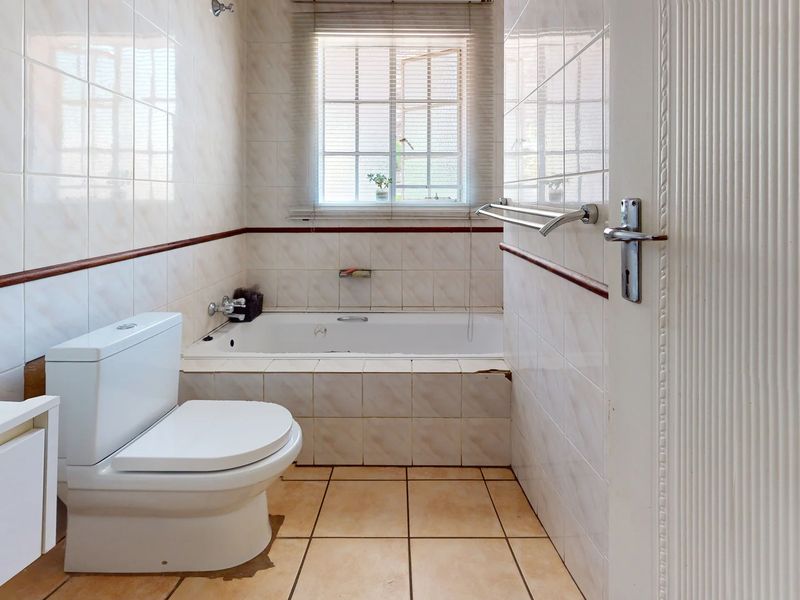 Charming 3-Bedroom Duet in an Upmarket Location - Photo 8