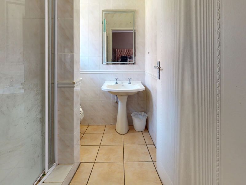 Charming 3-Bedroom Duet in an Upmarket Location - Photo 6