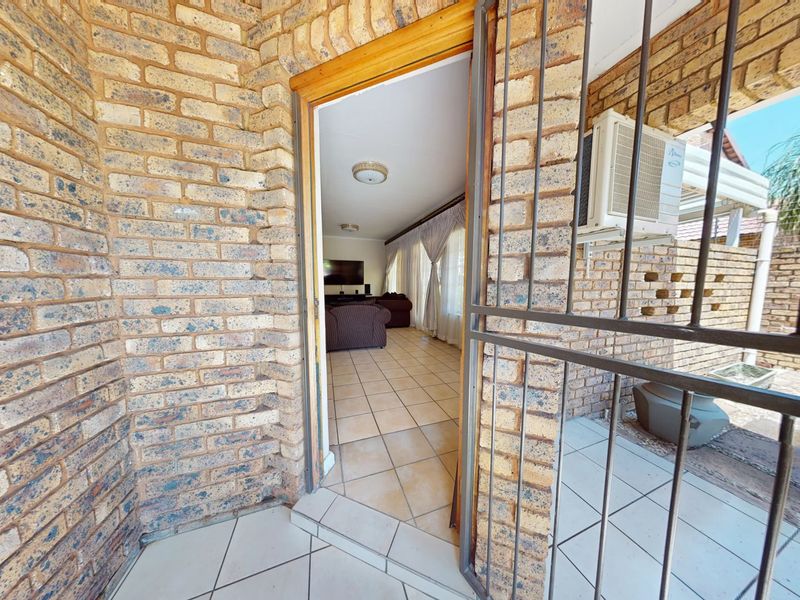 Charming 3-Bedroom Duet in an Upmarket Location - Photo 5