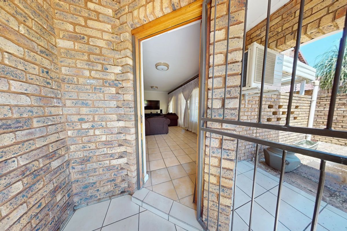 Charming 3-Bedroom Duet in an Upmarket Location - Photo 5