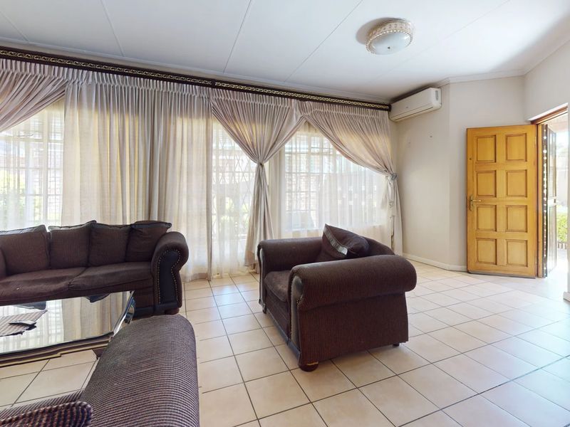 Charming 3-Bedroom Duet in an Upmarket Location - Photo 4