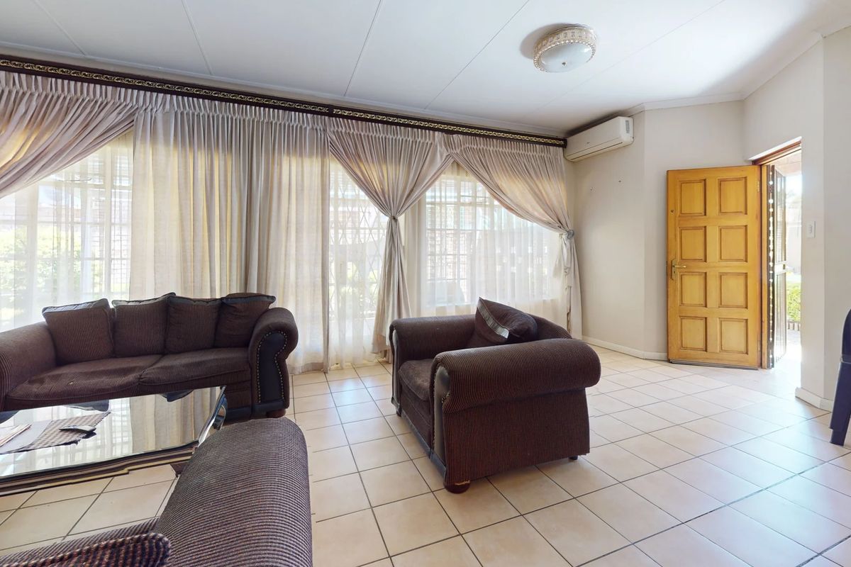 Charming 3-Bedroom Duet in an Upmarket Location - Photo 4