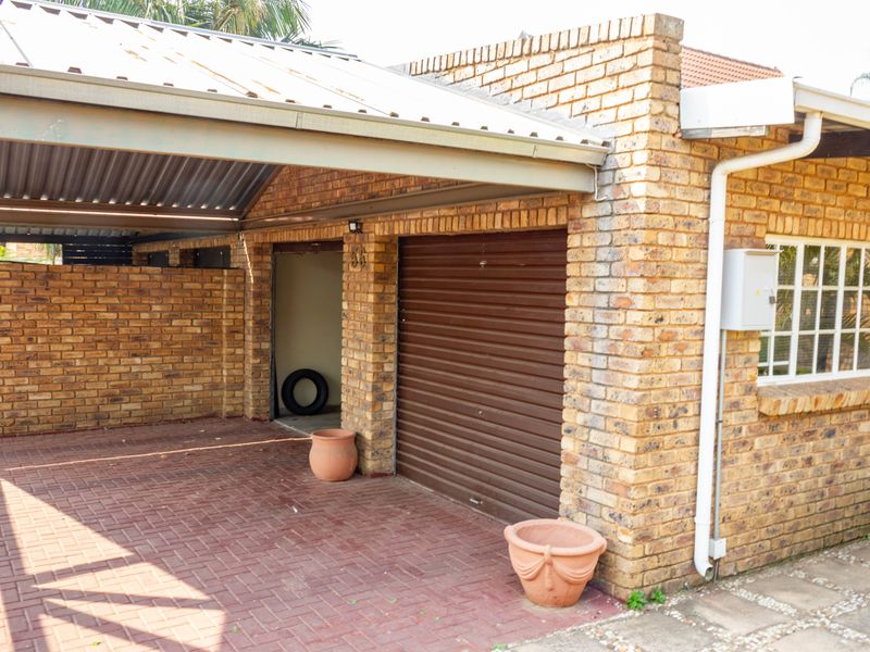 Charming 3-Bedroom Duet in an Upmarket Location - Photo 3