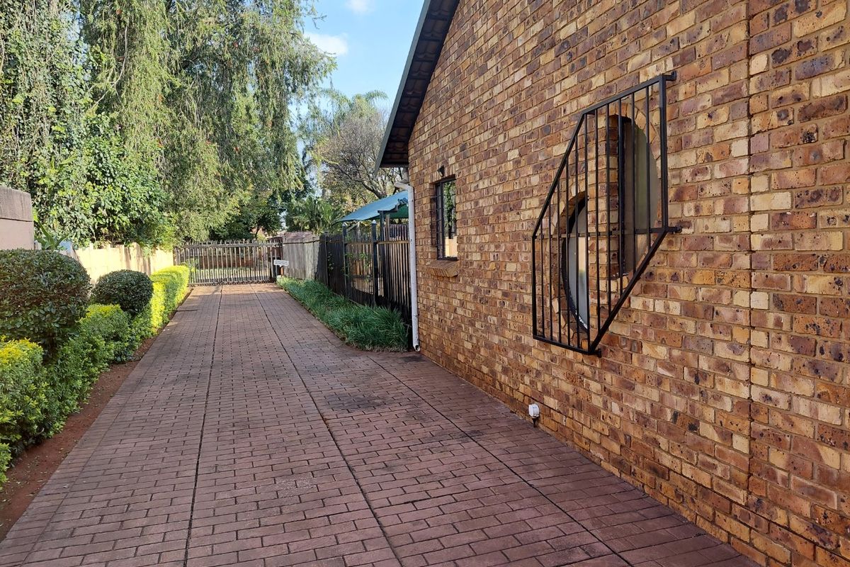 Charming 2-Bedroom Home with Spacious Garden - Photo 2