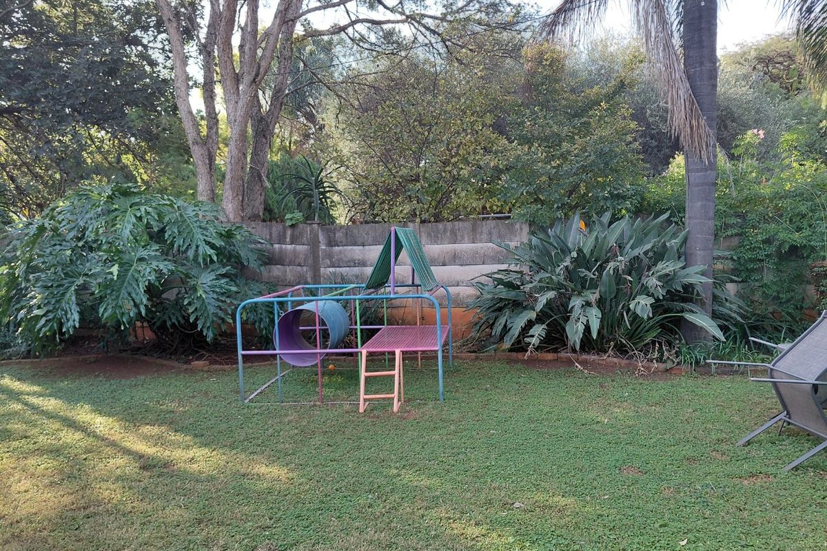 Charming 2-Bedroom Home with Spacious Garden - Photo 3