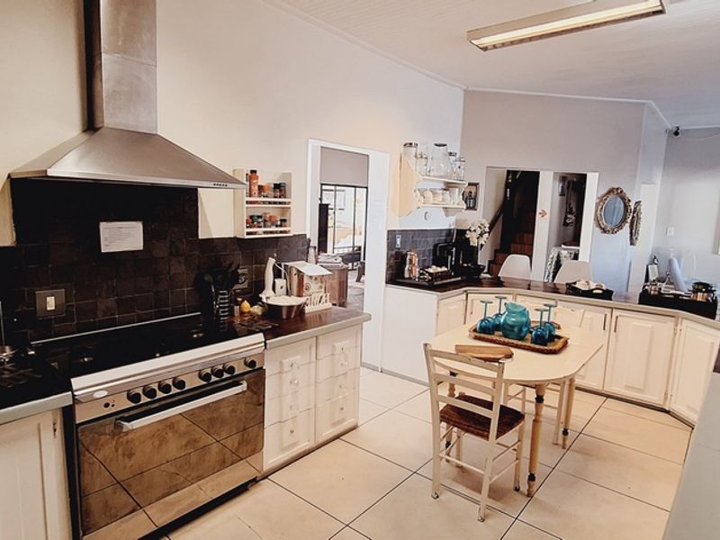 8 BEDROOM GUESTHOUSE FOR SALE IN LANGEBAAN - Photo 9