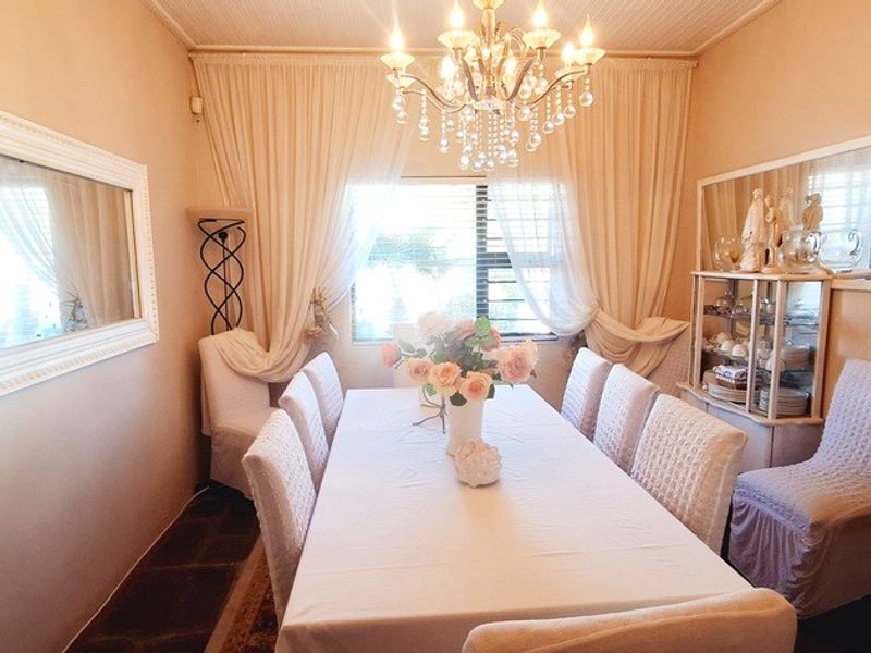 8 BEDROOM GUESTHOUSE FOR SALE IN LANGEBAAN - Photo 6