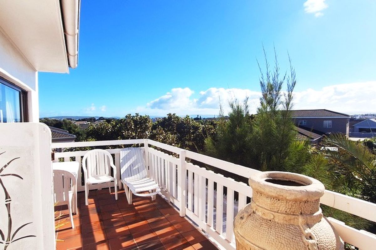 8 BEDROOM GUESTHOUSE FOR SALE IN LANGEBAAN - Photo 4