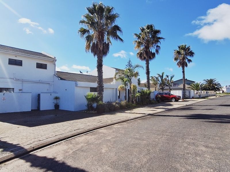 8 BEDROOM GUESTHOUSE FOR SALE IN LANGEBAAN - Photo 3