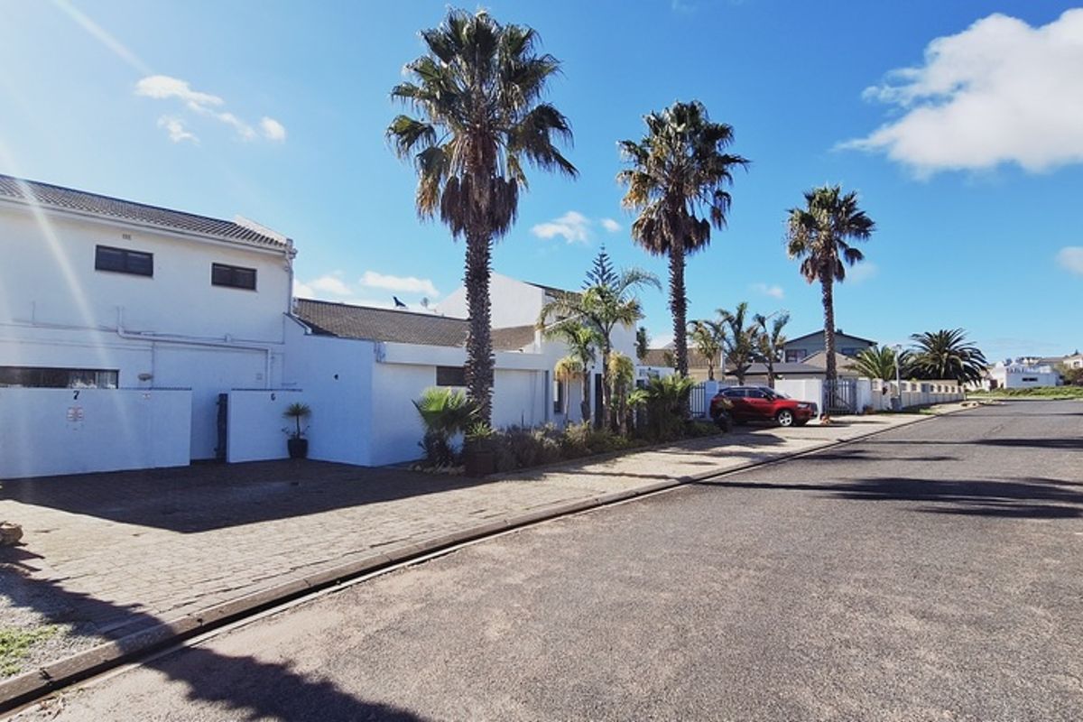 8 BEDROOM GUESTHOUSE FOR SALE IN LANGEBAAN - Photo 3