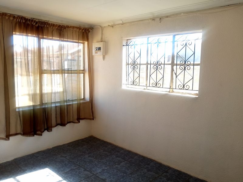2 Bed 1 Bath Free Standing Home For SALE @ R770,000. Prime Location of Moroka, Johannesburg - Photo 7