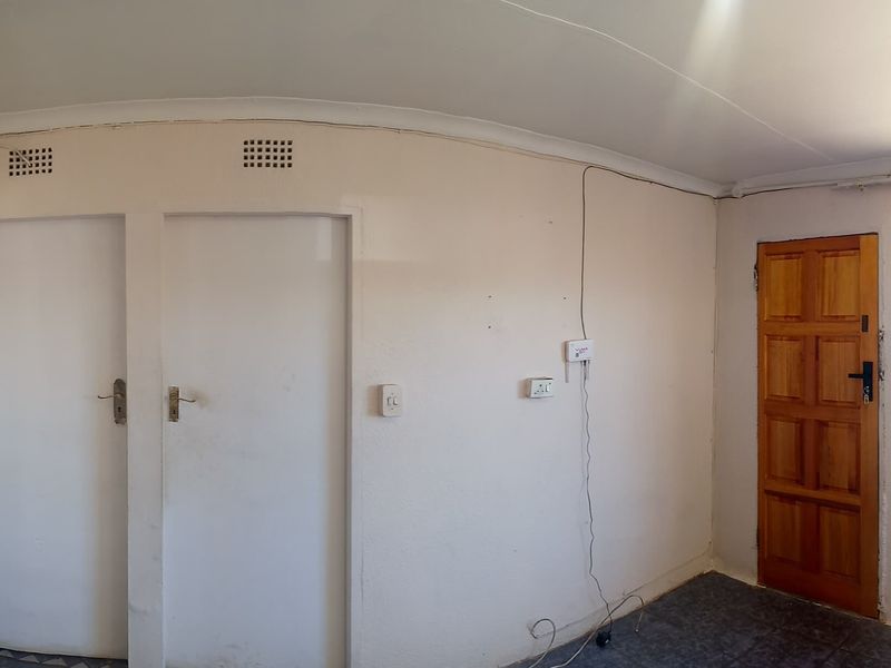 2 Bed 1 Bath Free Standing Home For SALE @ R770,000. Prime Location of Moroka, Johannesburg - Photo 10