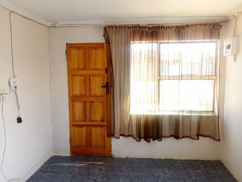2 Bed 1 Bath Free Standing Home For SALE @ R770,000. Prime Location of Moroka, Johannesburg - Photo 9