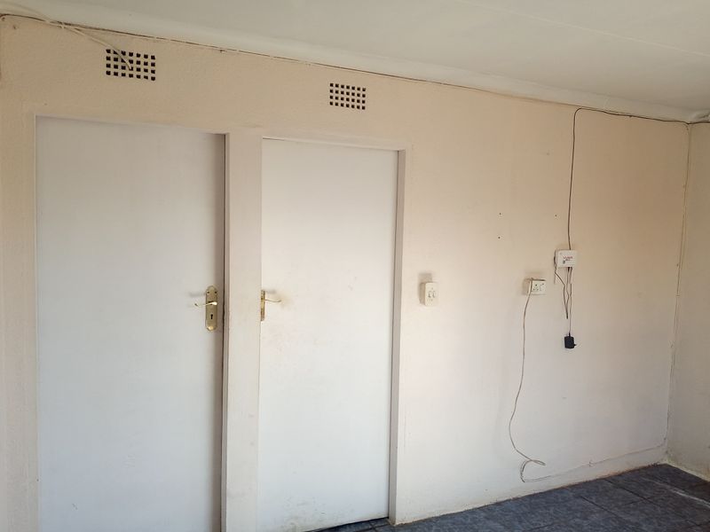 2 Bed 1 Bath Free Standing Home For SALE @ R770,000. Prime Location of Moroka, Johannesburg - Photo 8