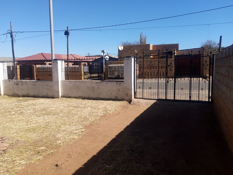2 Bed 1 Bath Free Standing Home For SALE @ R770,000. Prime Location of Moroka, Johannesburg - Photo 2