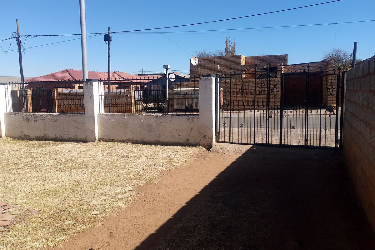 2 Bed 1 Bath Free Standing Home For SALE @ R770,000. Prime Location of Moroka, Johannesburg - Photo 2