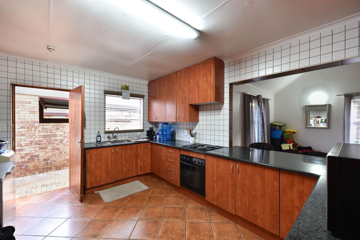 Full Title 3 Bedroom Townhouse - Photo 5