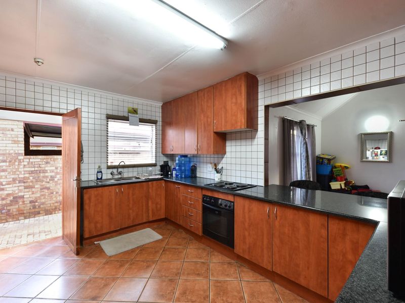 Full Title 3 Bedroom Townhouse - Photo 5
