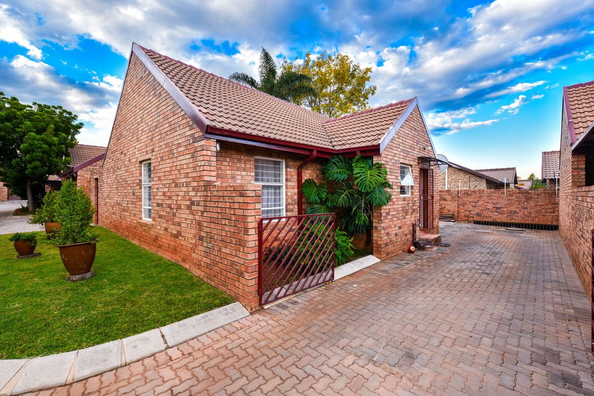 Full Title 3 Bedroom Townhouse - Photo 3