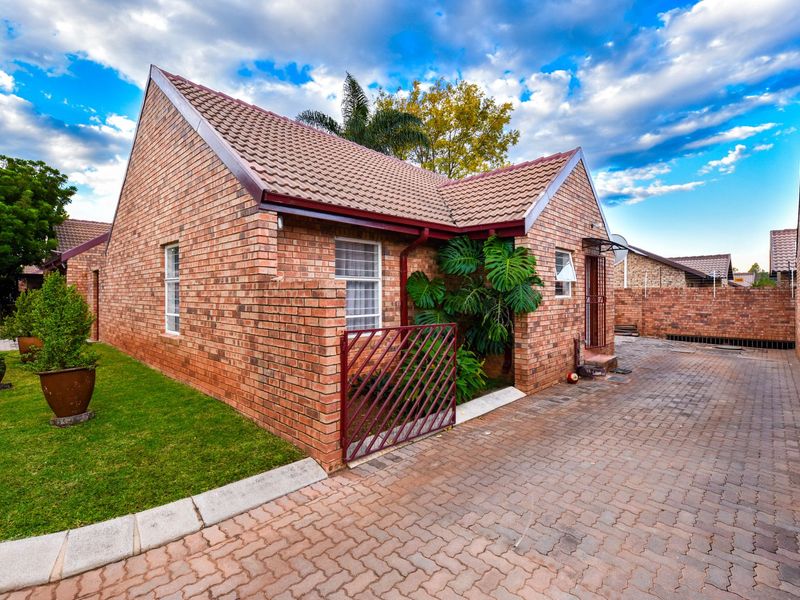 Full Title 3 Bedroom Townhouse - Photo 3