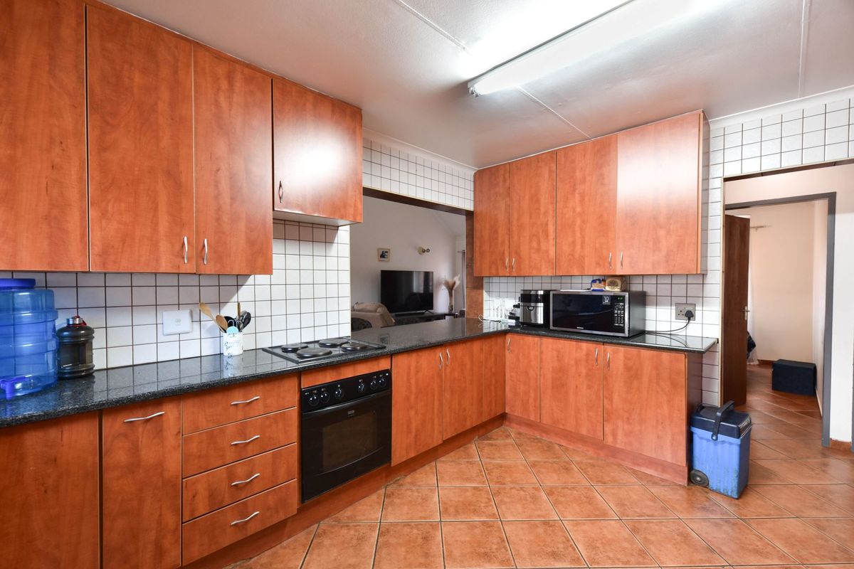 Full Title 3 Bedroom Townhouse - Photo 4