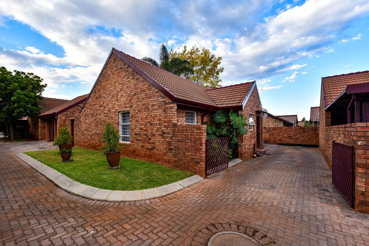 Full Title 3 Bedroom Townhouse - Photo 2