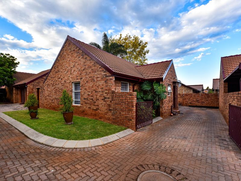 Full Title 3 Bedroom Townhouse - Photo 2