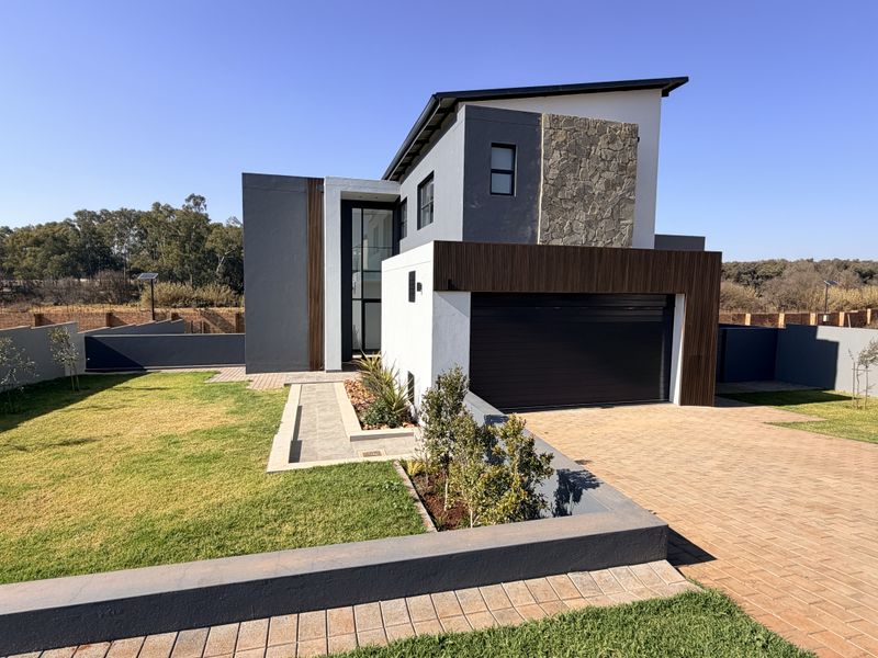 Spacious Double-Storey Home with Seamless Indoor-Outdoor Living - Photo 9