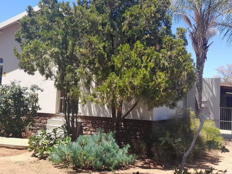 Perfect Located in Oudtshoorn North Family Home Well Priced - Photo 2